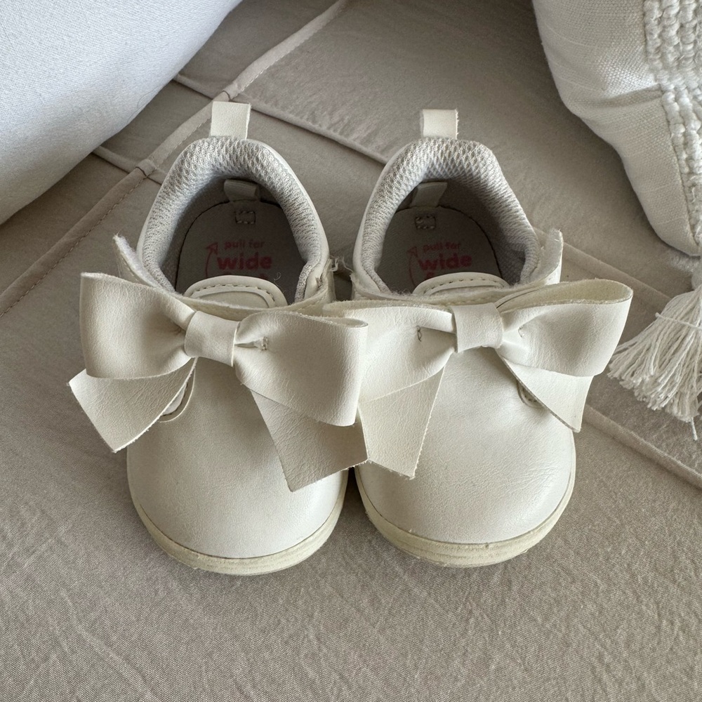 Stride Rite Cream Bow Sneakers for Infants
